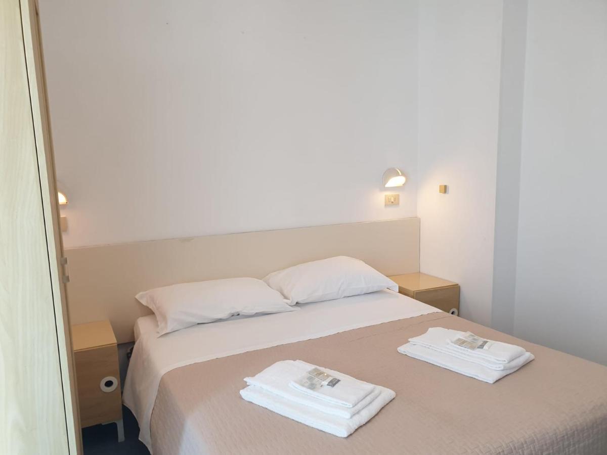 Hotel Baden Baden Ріміні Екстер'єр фото