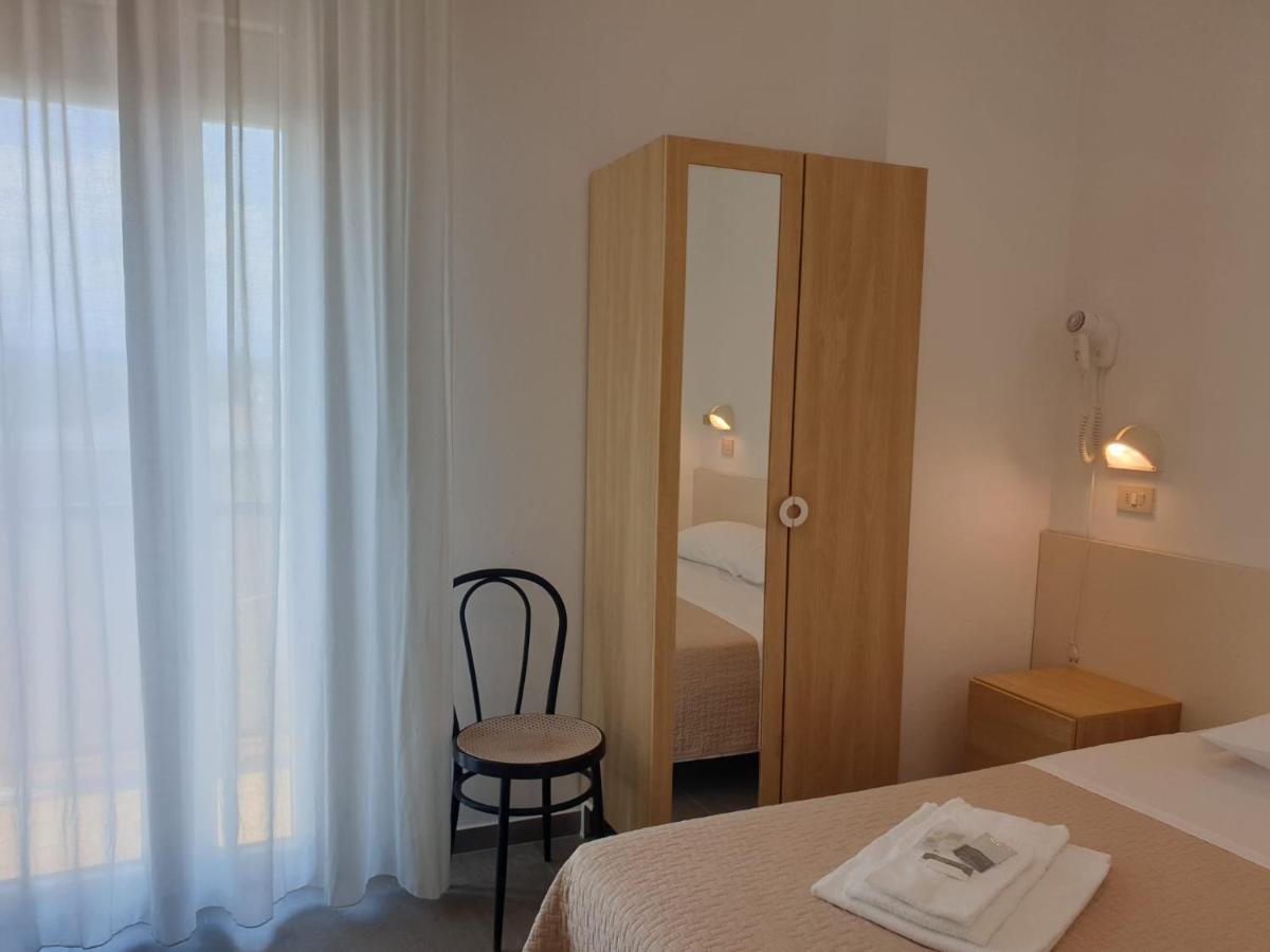Hotel Baden Baden Ріміні Екстер'єр фото